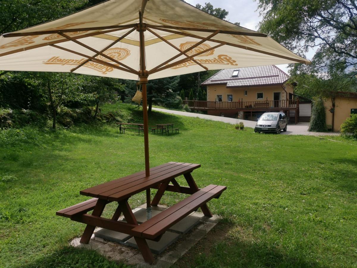 Privat Adriana Apartment Кремница Екстериор снимка