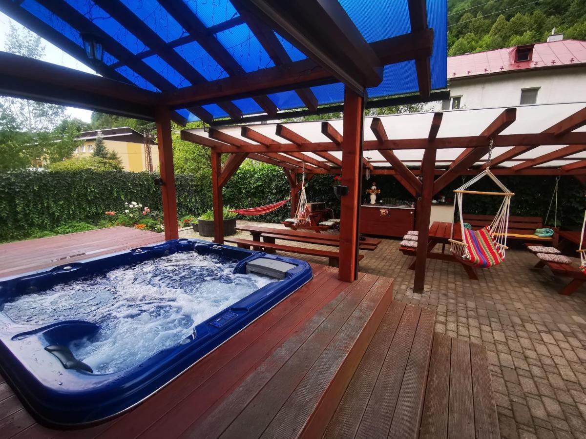 Privat Adriana Apartment Кремница Екстериор снимка