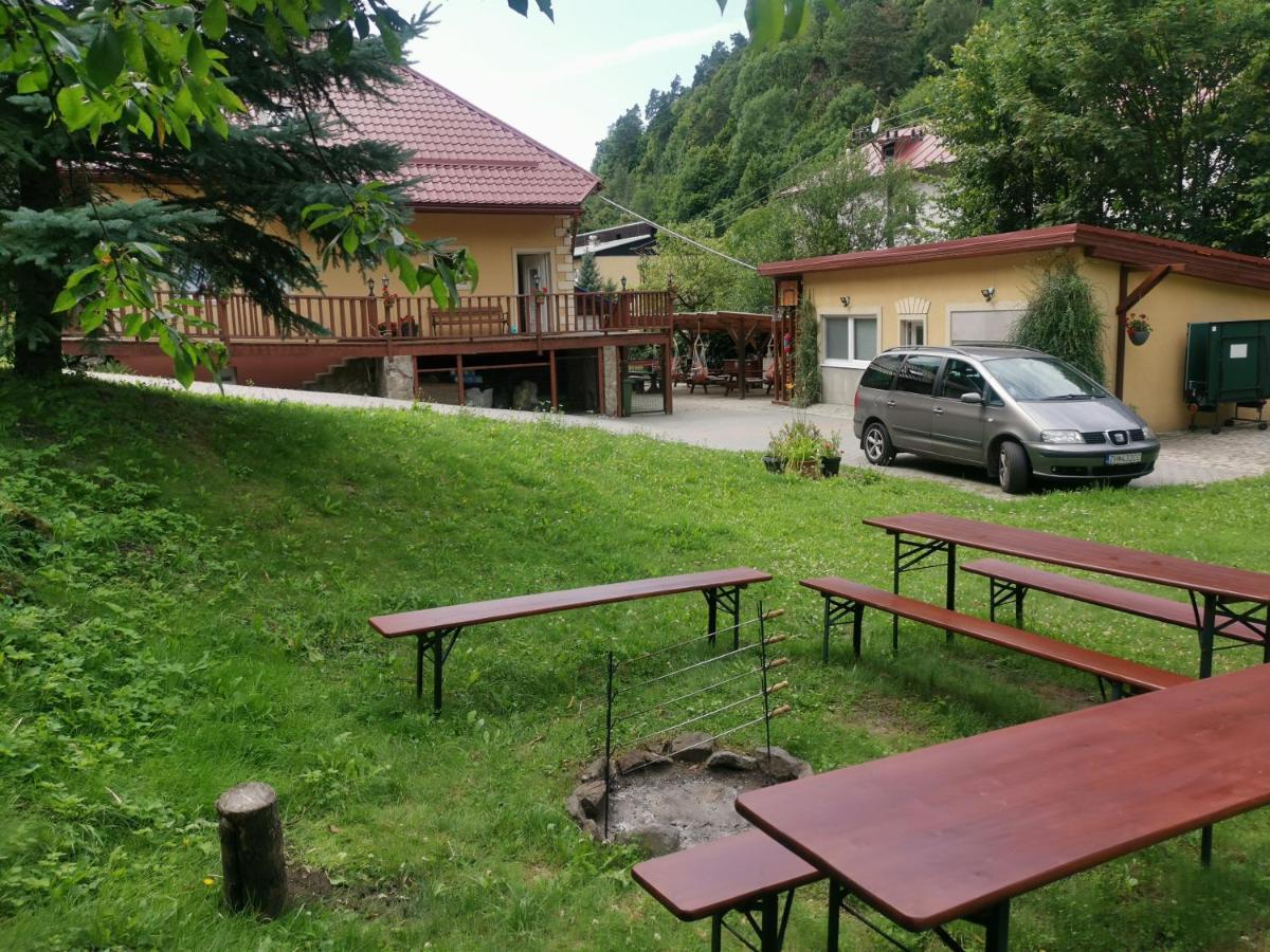 Privat Adriana Apartment Кремница Екстериор снимка