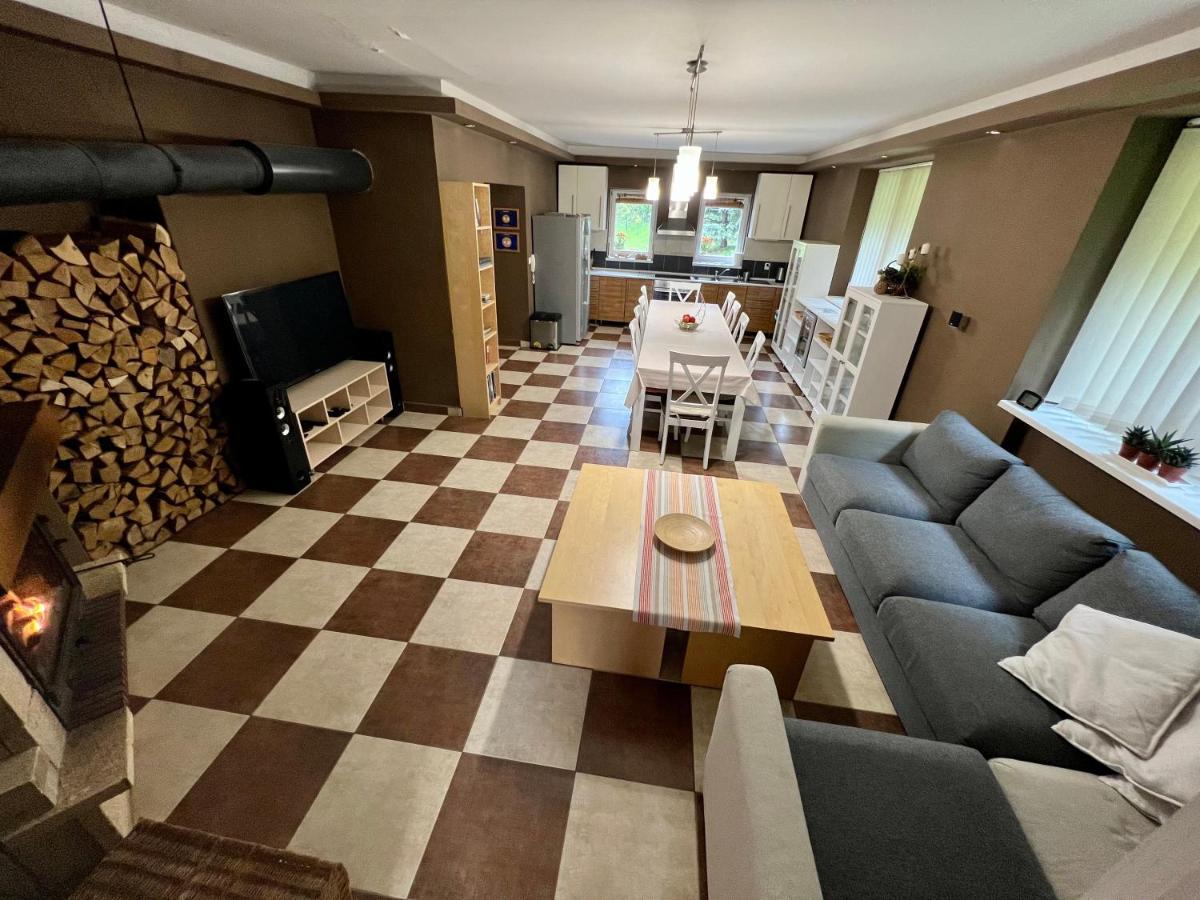 Privat Adriana Apartment Кремница Екстериор снимка