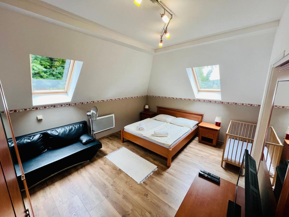 Privat Adriana Apartment Кремница Екстериор снимка