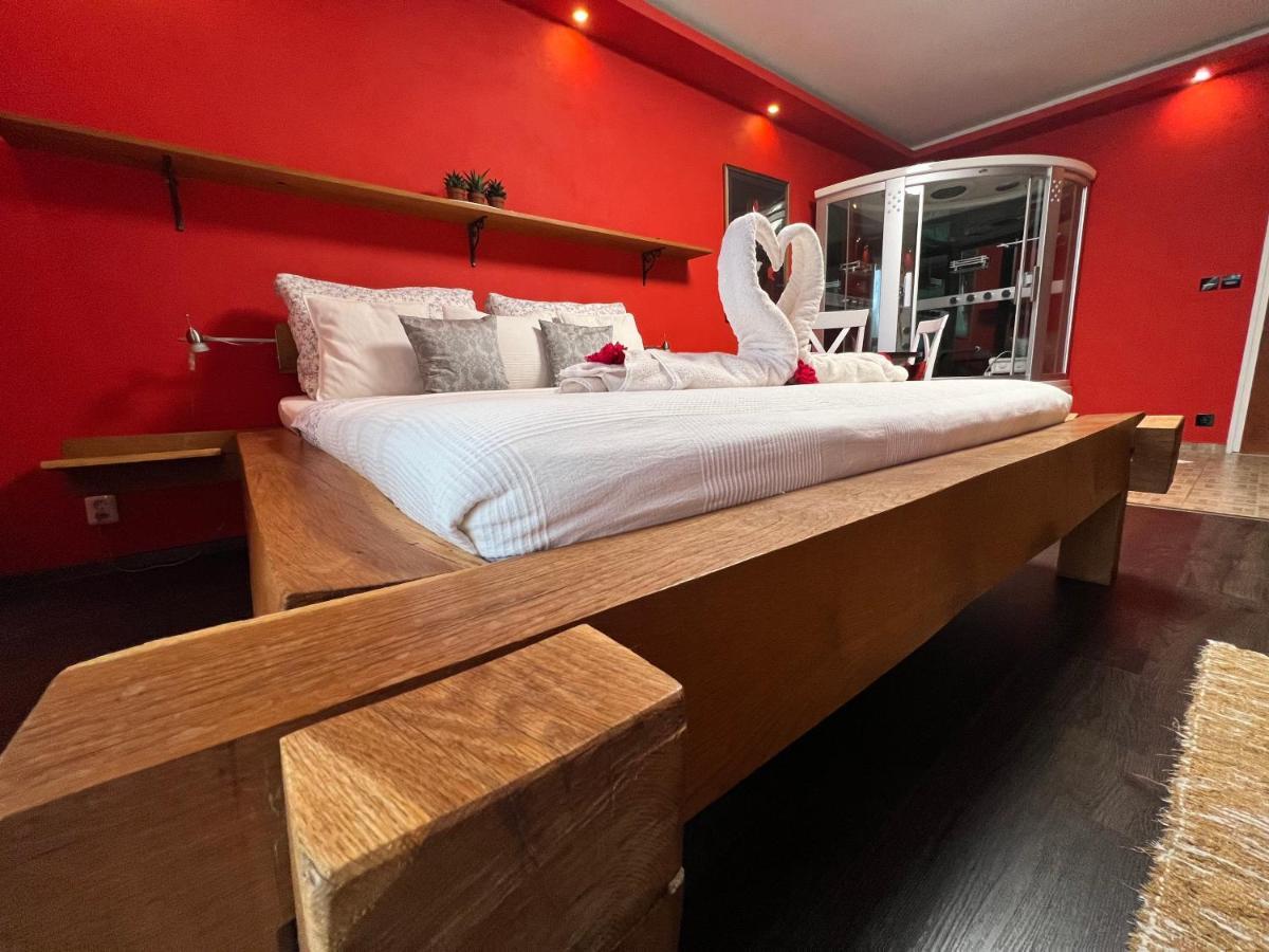 Privat Adriana Apartment Кремница Екстериор снимка
