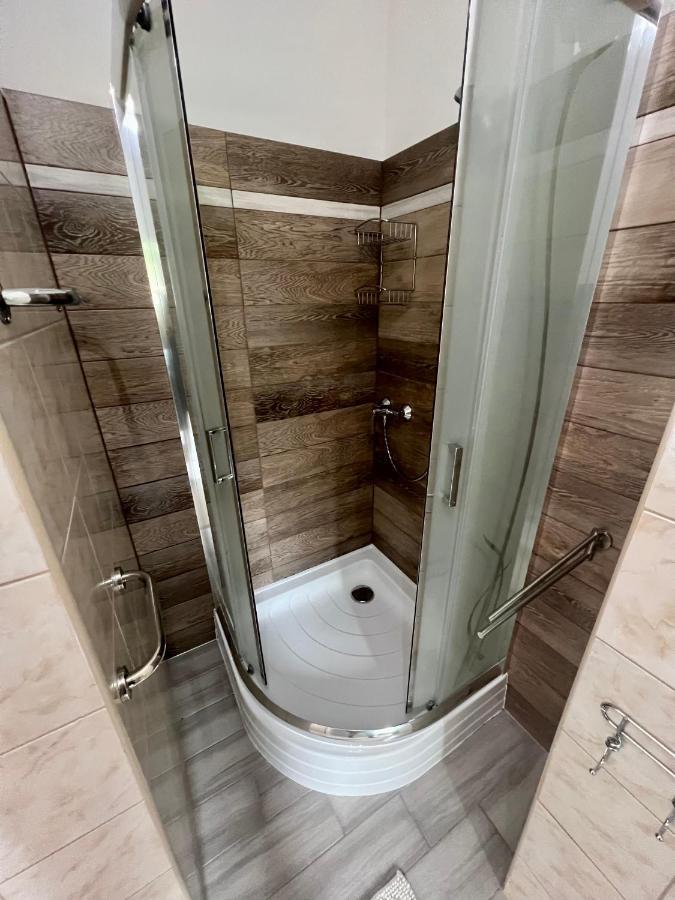Privat Adriana Apartment Кремница Екстериор снимка