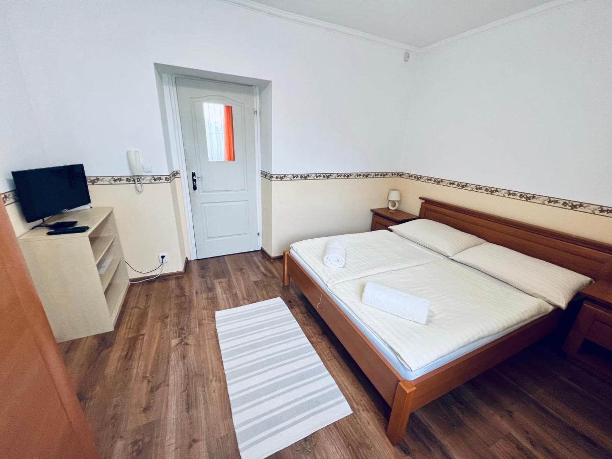 Privat Adriana Apartment Кремница Екстериор снимка