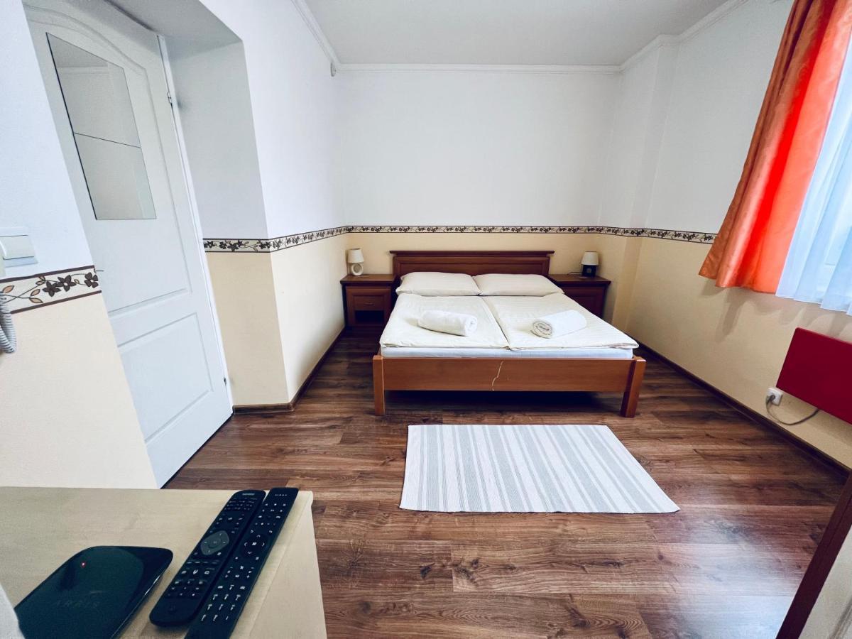 Privat Adriana Apartment Кремница Екстериор снимка
