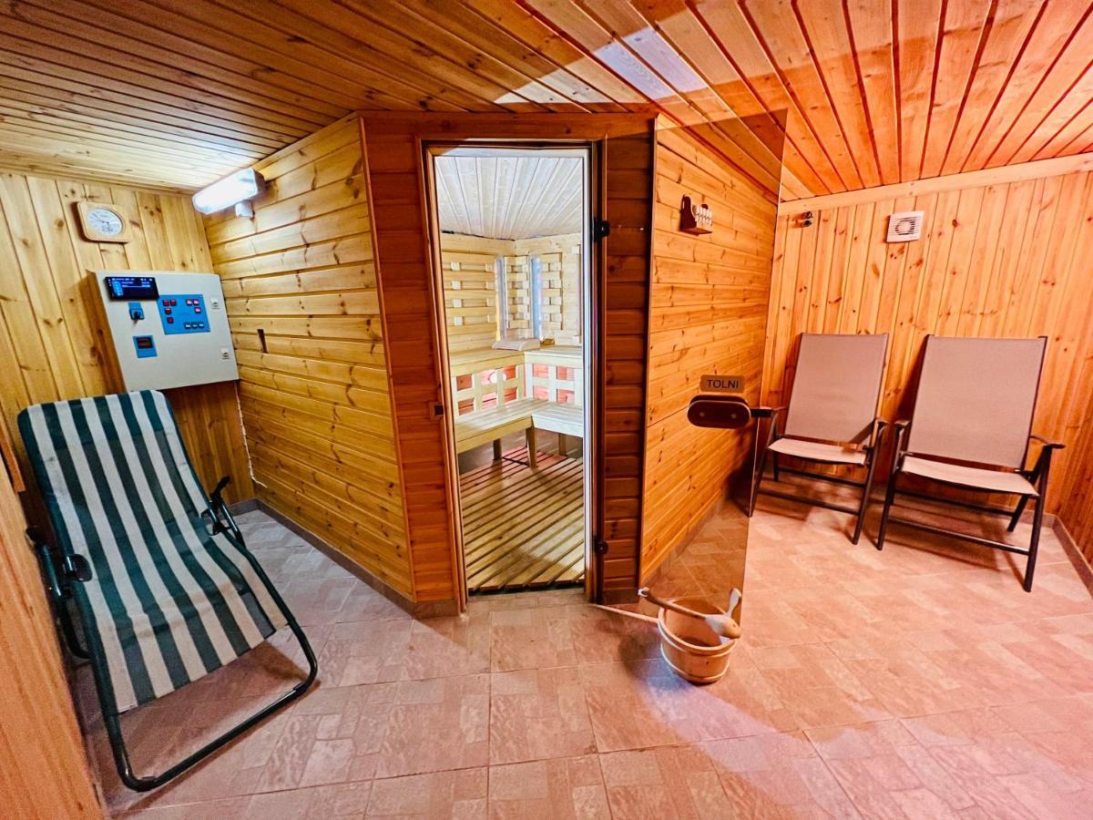 Privat Adriana Apartment Кремница Екстериор снимка