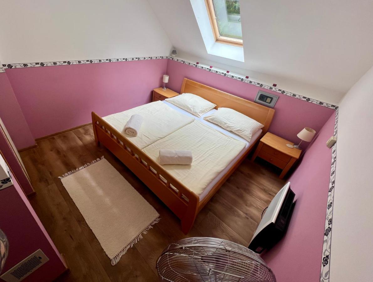 Privat Adriana Apartment Кремница Екстериор снимка