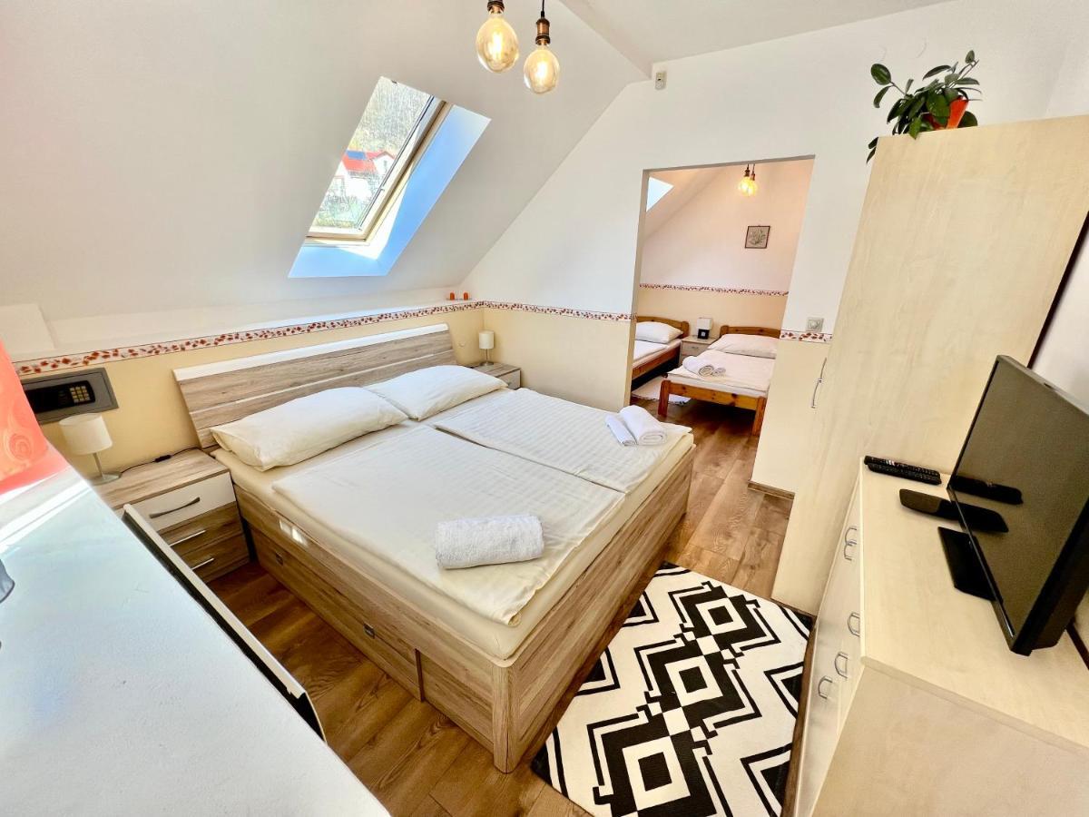 Privat Adriana Apartment Кремница Екстериор снимка