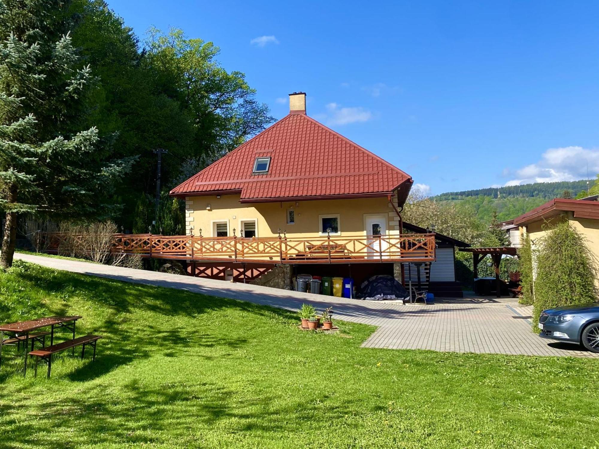 Privat Adriana Apartment Кремница Екстериор снимка