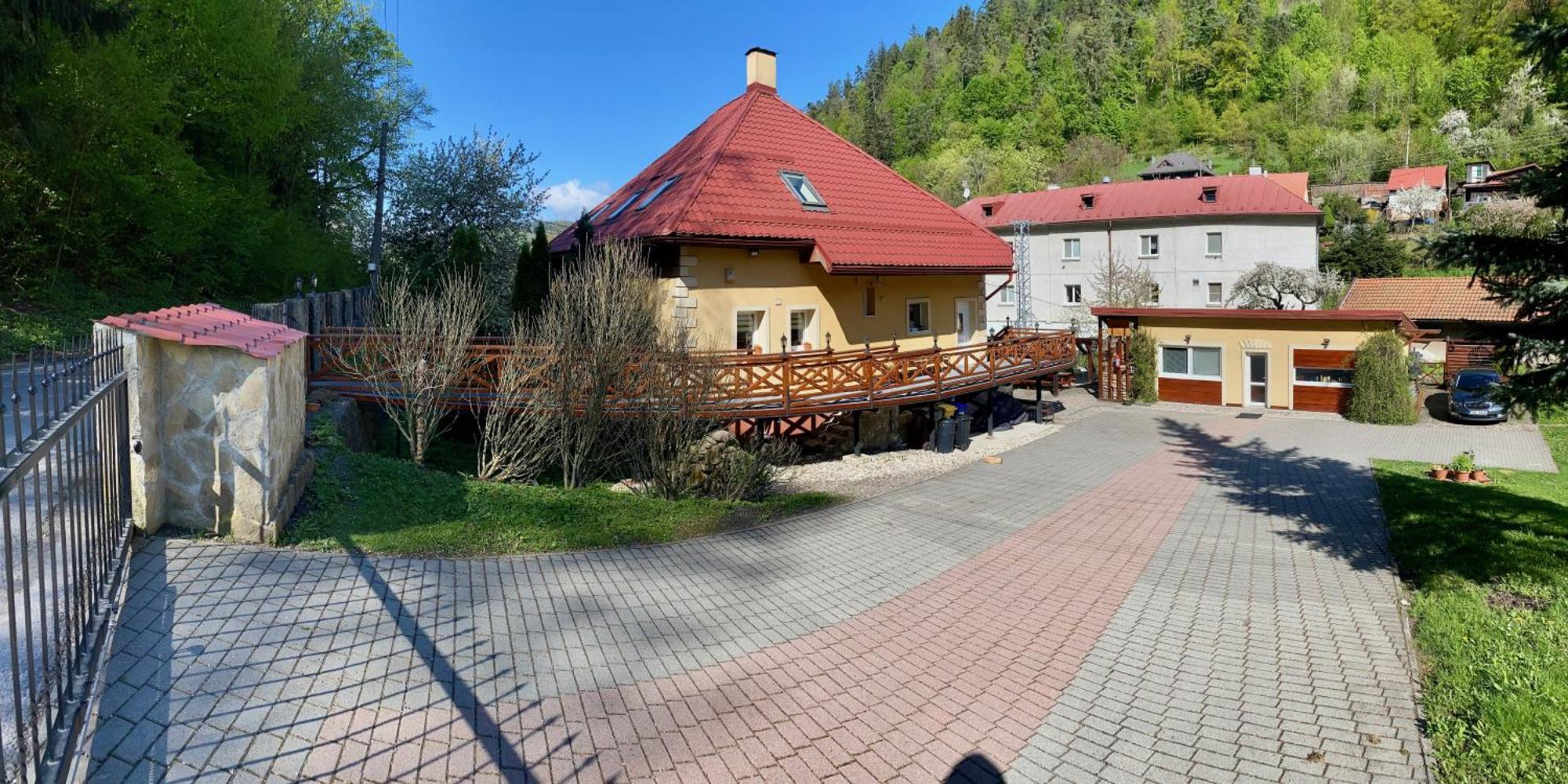 Privat Adriana Apartment Кремница Екстериор снимка