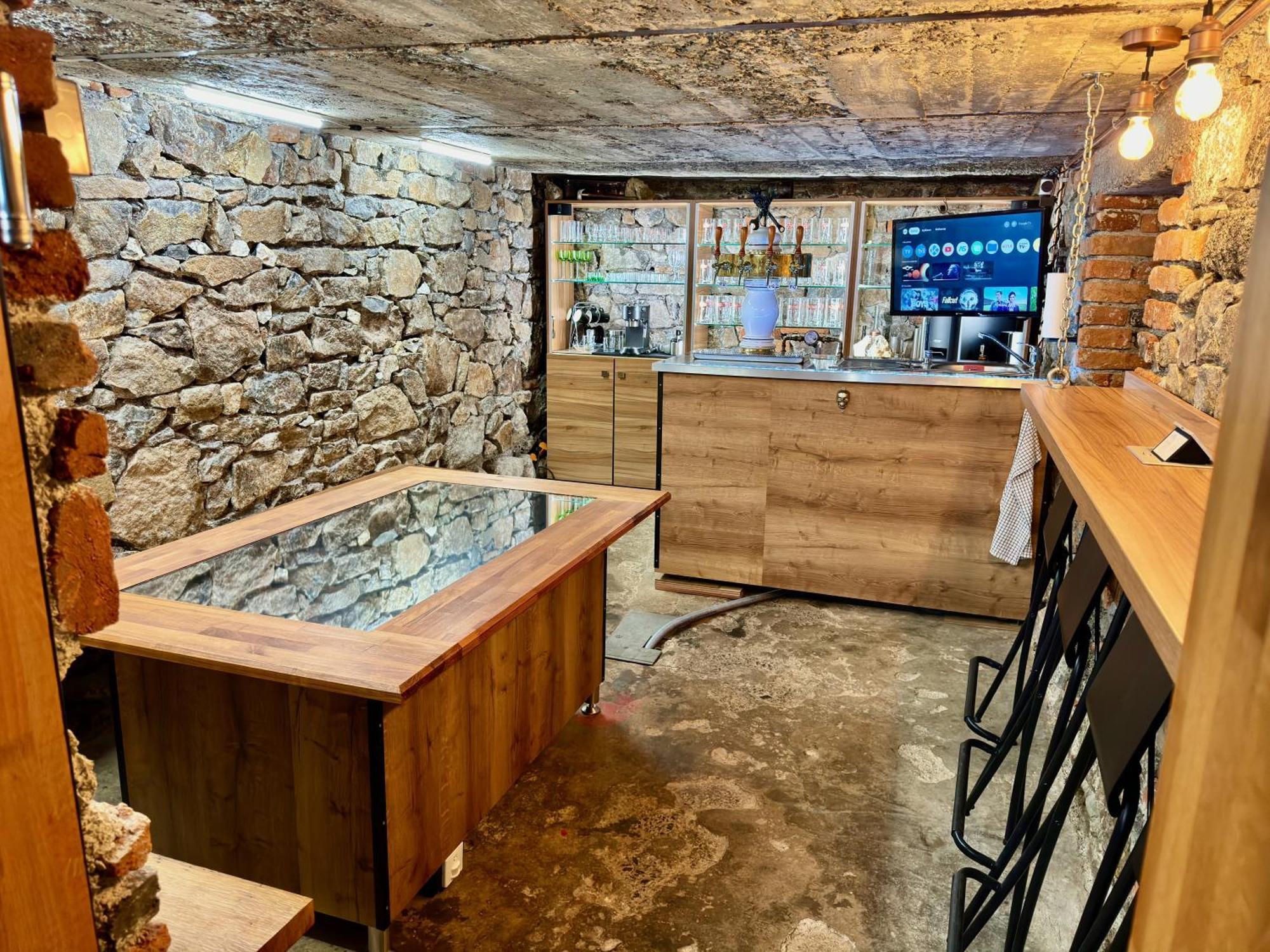 Privat Adriana Apartment Кремница Екстериор снимка