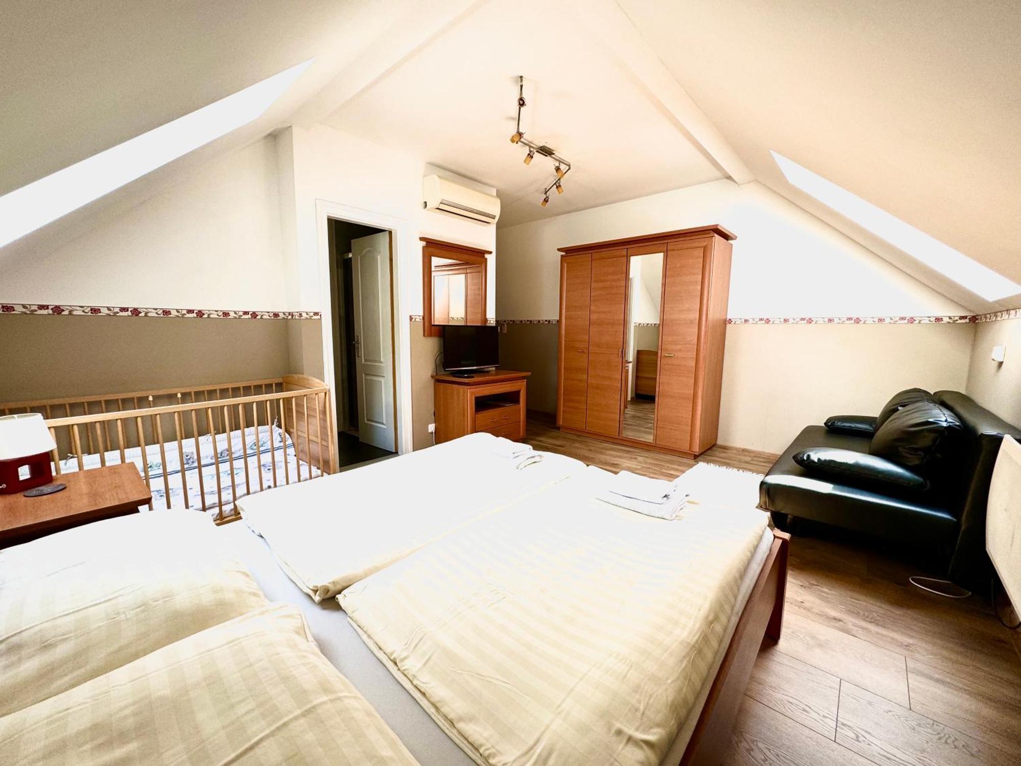 Privat Adriana Apartment Кремница Екстериор снимка