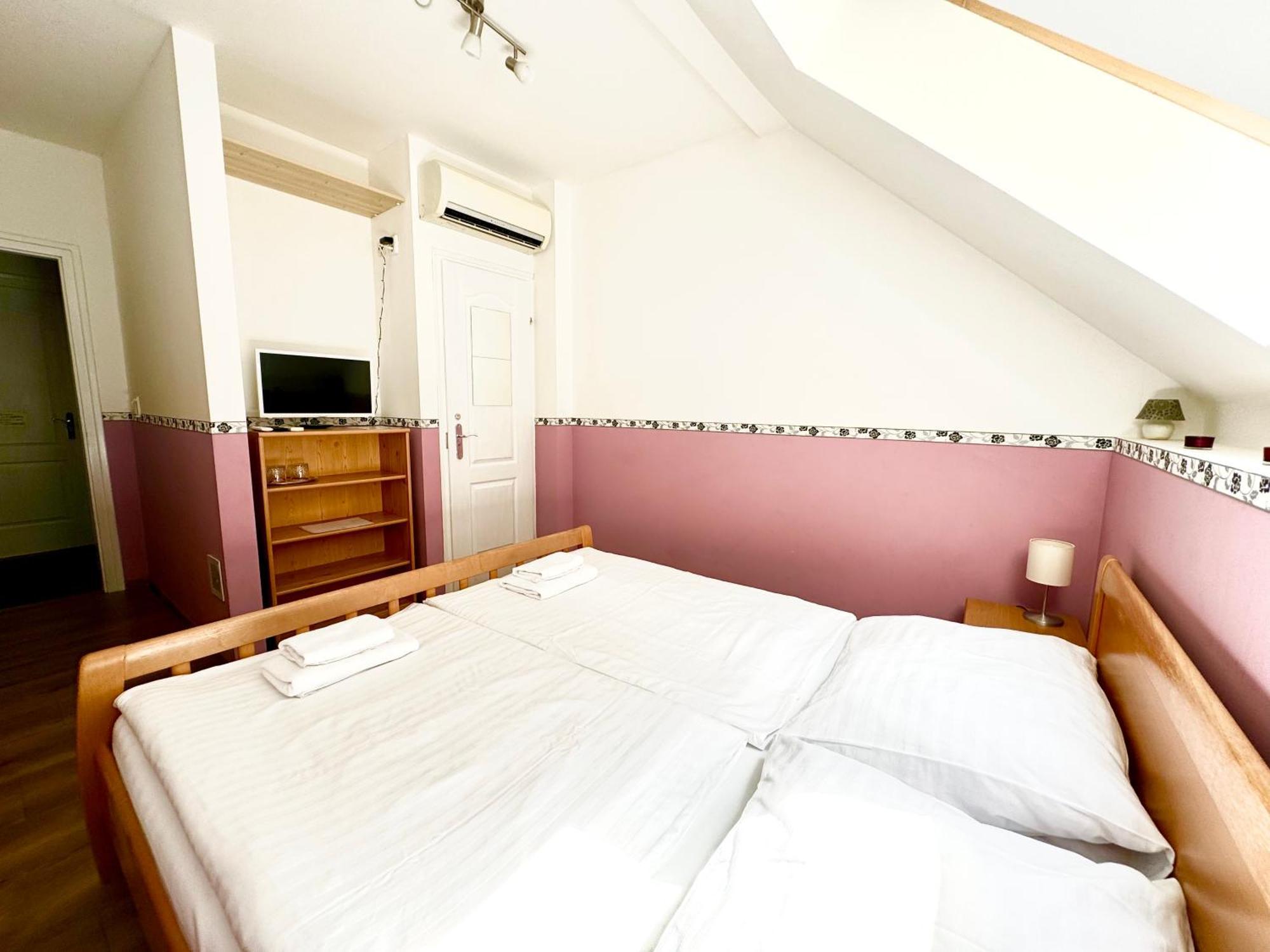 Privat Adriana Apartment Кремница Екстериор снимка