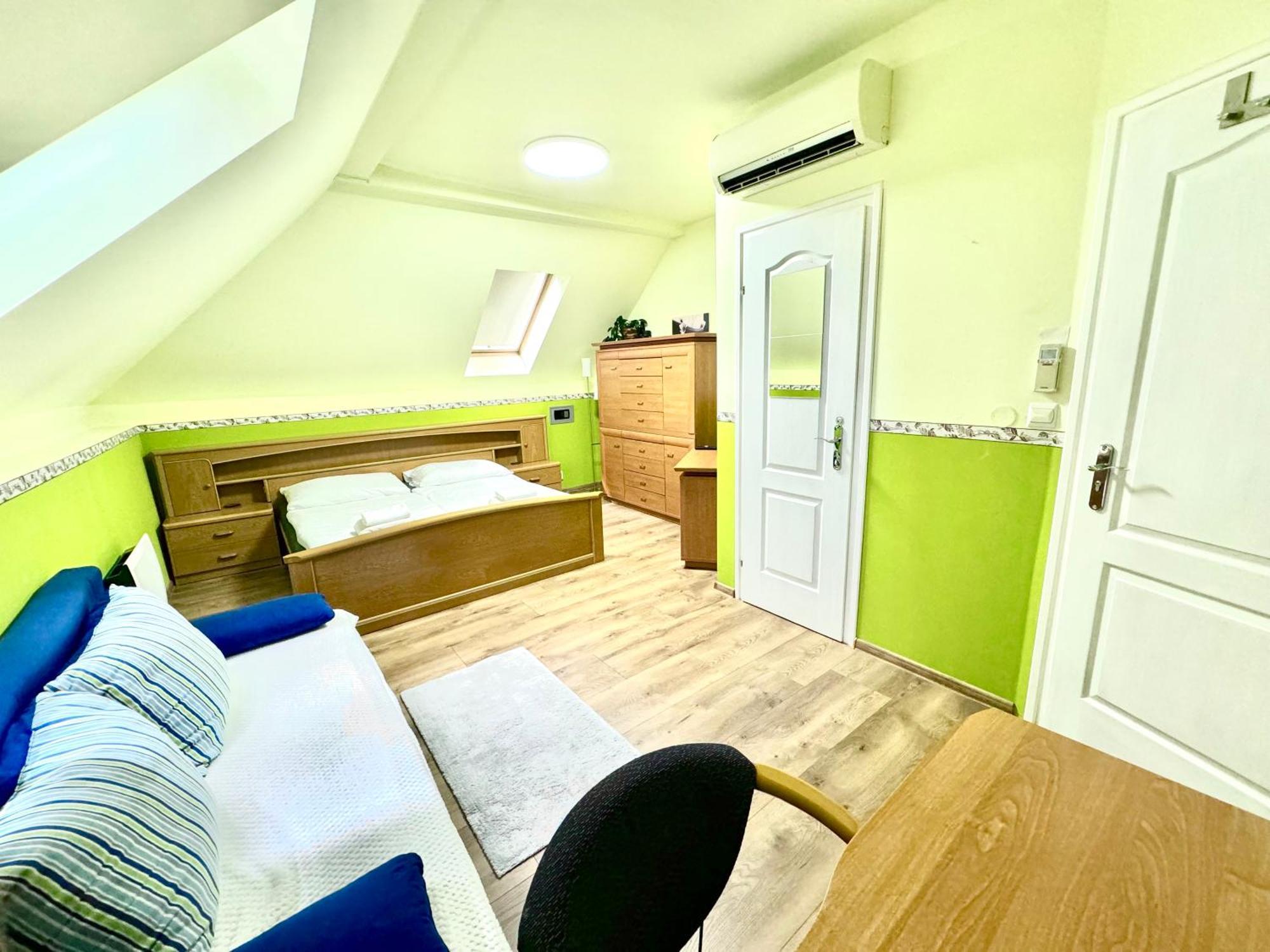 Privat Adriana Apartment Кремница Екстериор снимка